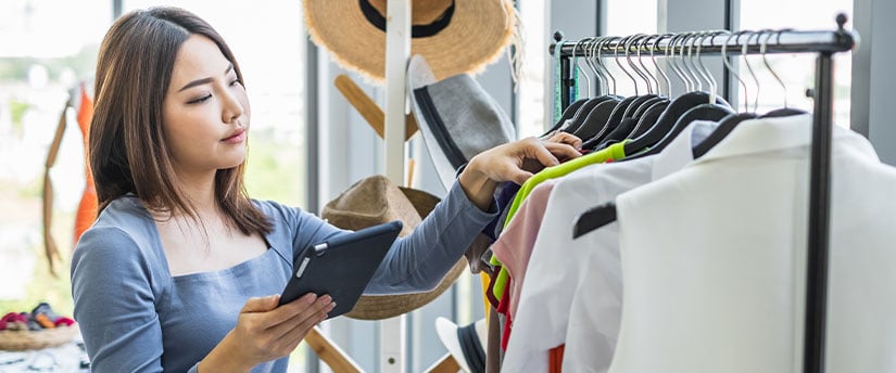 checking_clothing_rack